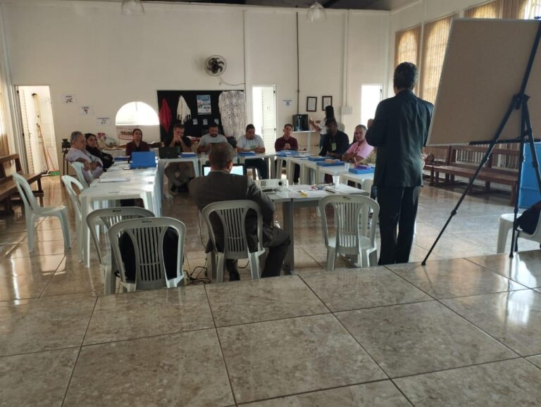 Discussão sobre prestação de contas e gestão institucional.