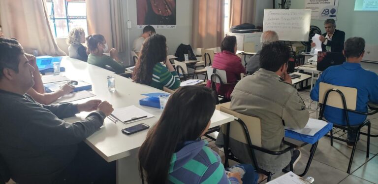 Atendimento e assessoria individualizada pela Incubadora de Associações.